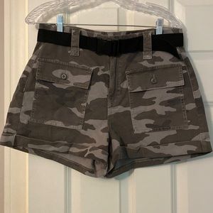 American Eagle Camo shorts with belt